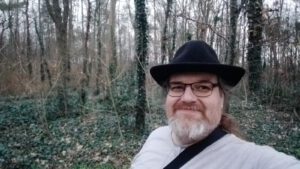 Der Mausebär im abendlichem Forstwald