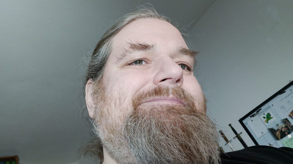 Halbnackt vor dem Rechner