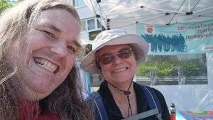 Sonja und der Mausebär beim Protesttag fzur Gleichstellung von Menschen mit Behinderung