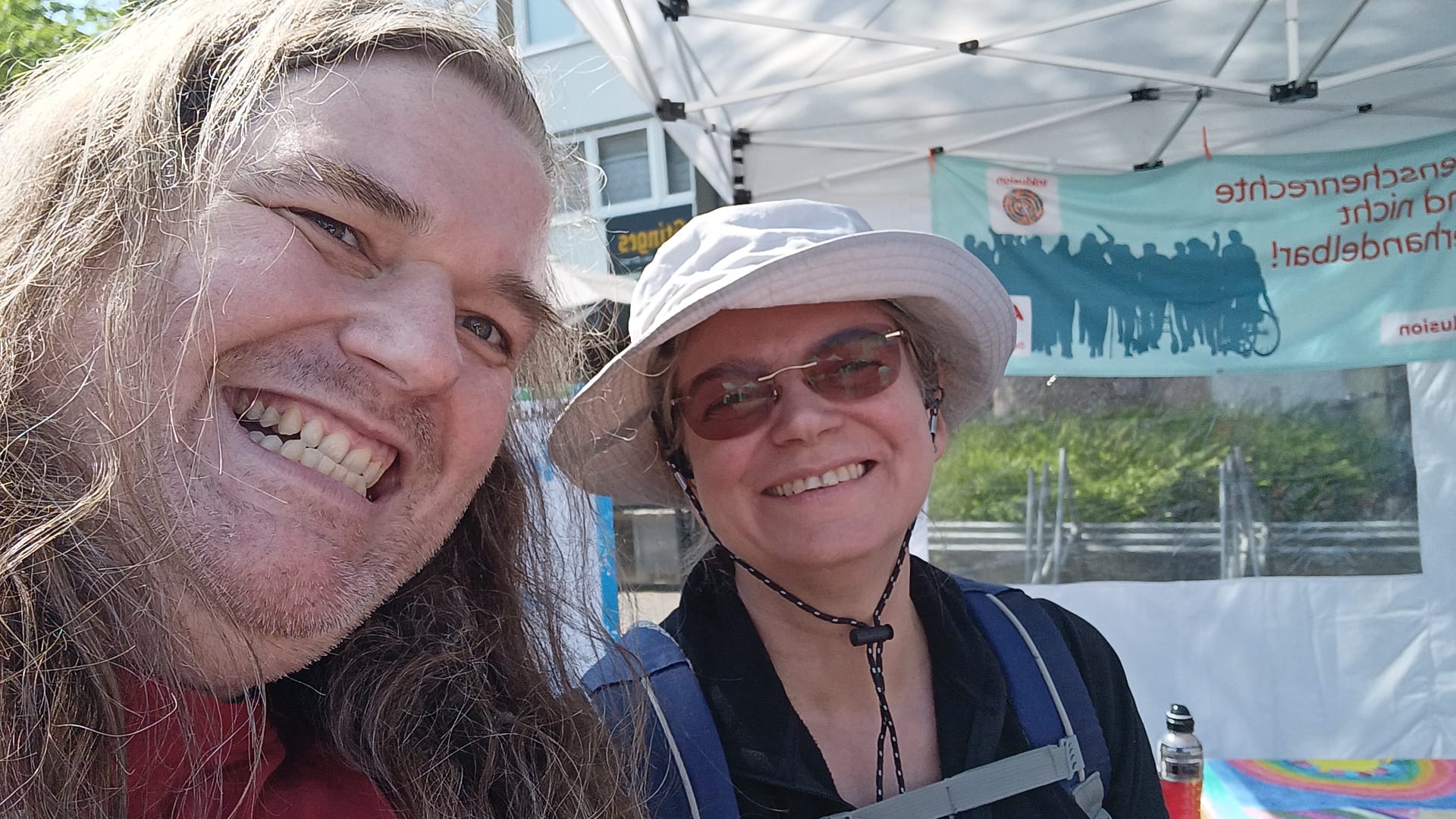 Sonja und der Mausebär beim Protesttag fzur Gleichstellung von Menschen mit Behinderung